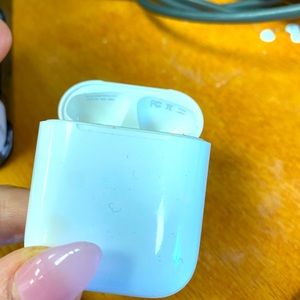 AirPods charging case